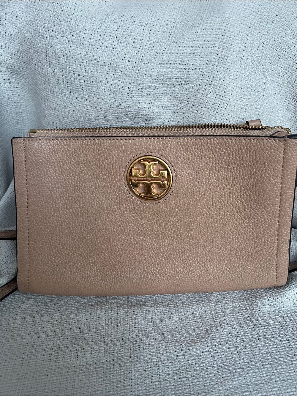 Tory Burch Taupe Pebbled Leather Logo Crossbody with Gold Hardware - Picture 8 of 12